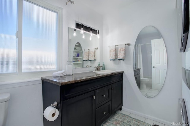 full bath featuring curtained shower, toilet, vanity, baseboards, and tile patterned floors