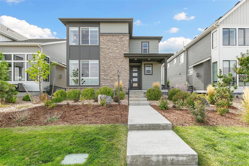 view of front of home featuring a front yard