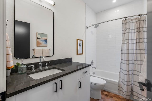 bathroom featuring shower / tub combo with curtain, vanity, toilet, and recessed lighting