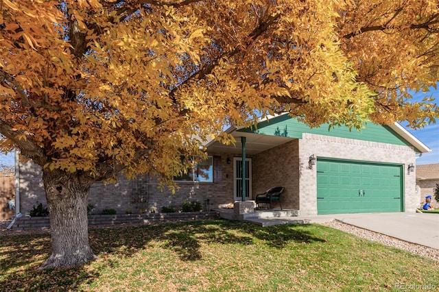 view of front of property featuring a front lawn and a garage