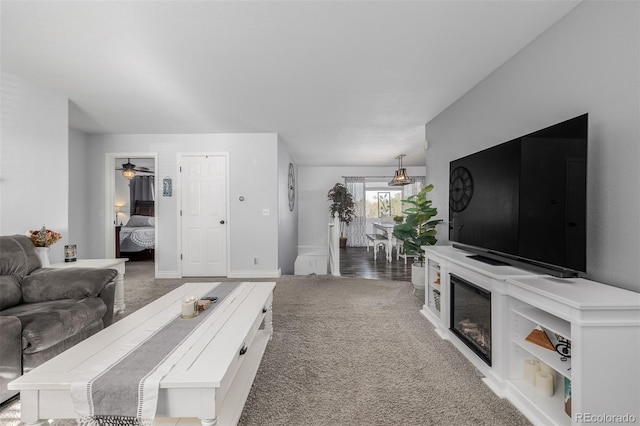 carpeted living room featuring ceiling fan