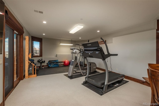 workout room with recessed lighting, visible vents, and baseboards