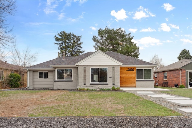 view of front of property featuring a front yard
