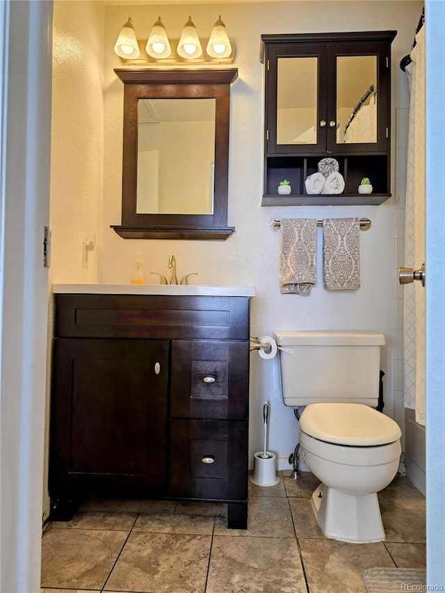 bathroom featuring a shower with shower curtain, vanity, and toilet