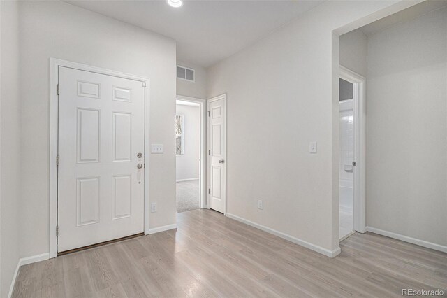 7285 S Titus Way, Aurora, CO 80016 - foyer featuring light wood-style flooring and recessed lighting