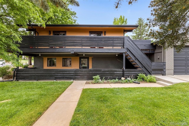 view of front of property featuring a front yard