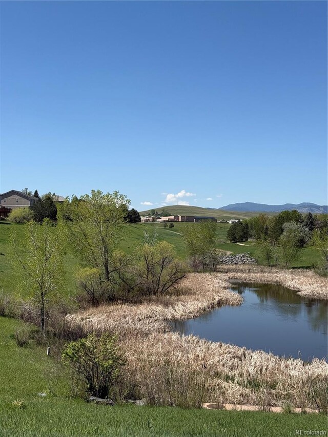water view featuring a mountainous background