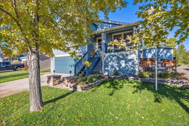 view of front of house featuring a front lawn and a garage