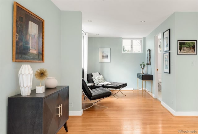 living area featuring light wood-style flooring, recessed lighting, and baseboards