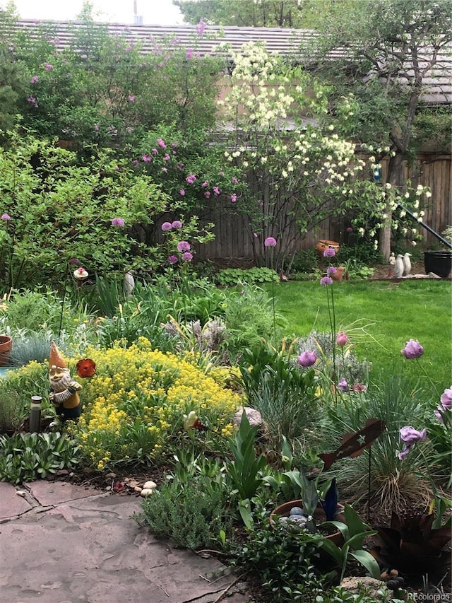 view of yard featuring fence