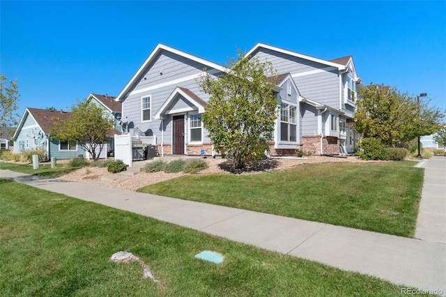 view of front of property featuring a front yard