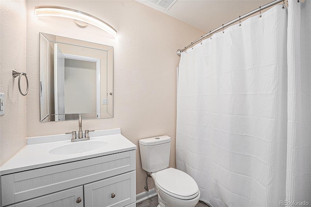 bathroom featuring a shower with curtain, vanity, and toilet