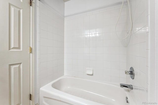 bathroom featuring tiled shower / bath