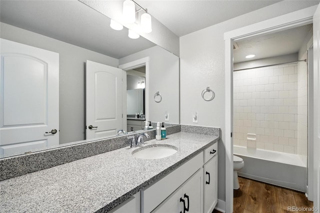 18212 W 95th Pl, Arvada, CO 80007 - full bathroom featuring wood finished floors, toilet, vanity, and shower / bath combination