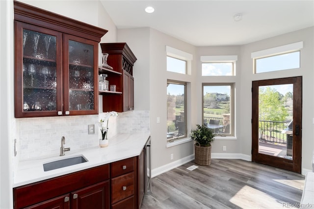 bar featuring a sink, plenty of natural light, backsplash, and recessed lighting