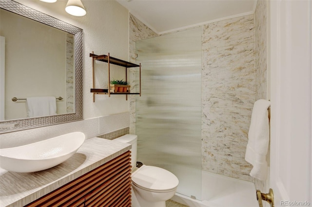 11358 W 85th Pl Unit E, Arvada, CO 80005 - bathroom with toilet, vanity, tiled shower, and a textured wall