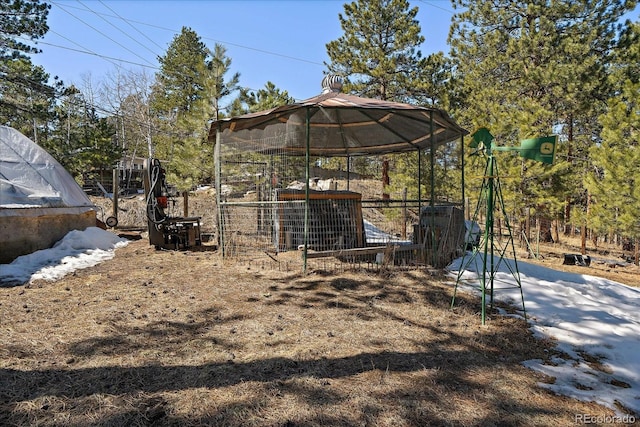 view of yard featuring an outbuilding