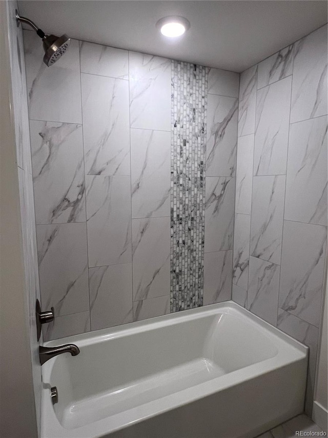 bathroom featuring tiled shower / bath