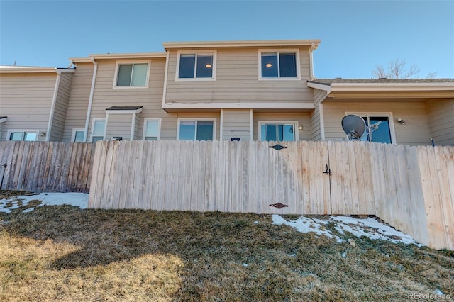 view of front of home featuring a front yard