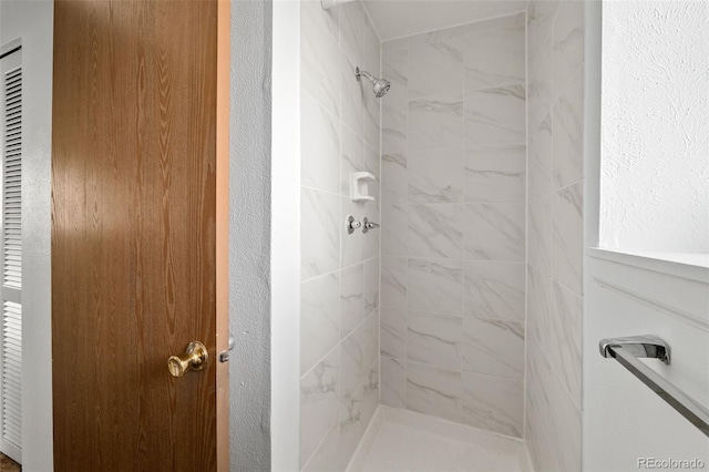 11199 Dahlia Pl, Thornton, CO 80233 - bathroom featuring a tile shower