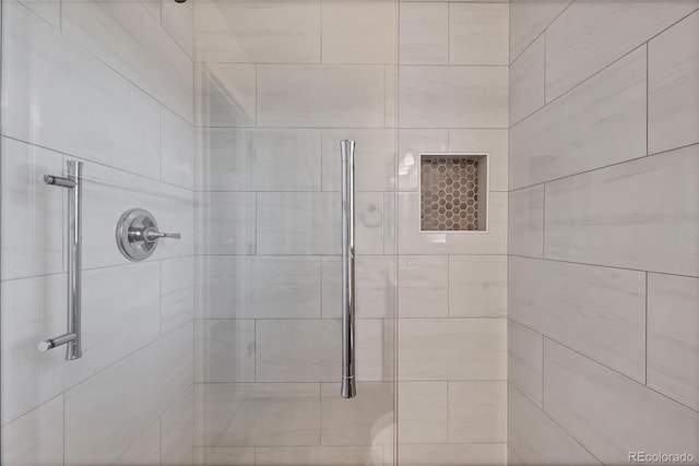 bathroom featuring a tile shower
