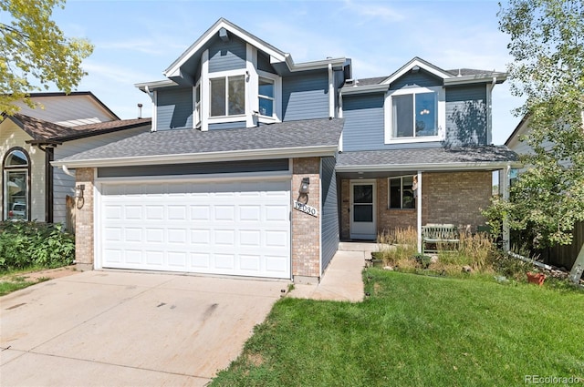 view of front of property featuring a front lawn