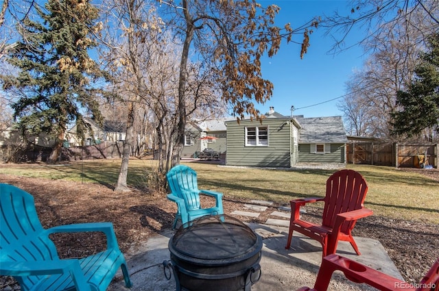 view of yard featuring an outdoor fire pit