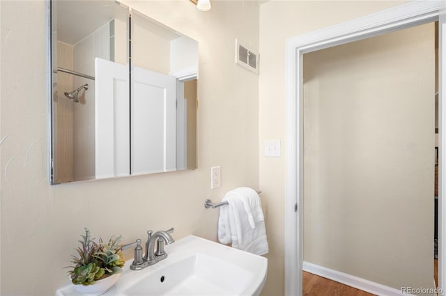 bathroom featuring a sink, visible vents, and baseboards