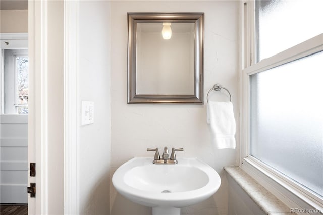 bathroom featuring a sink