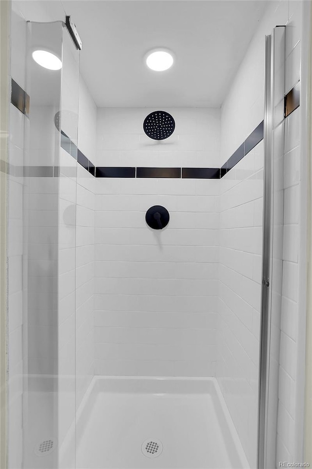 bathroom featuring tiled shower