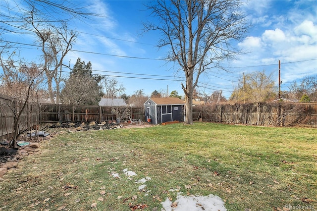 view of yard featuring a storage shed