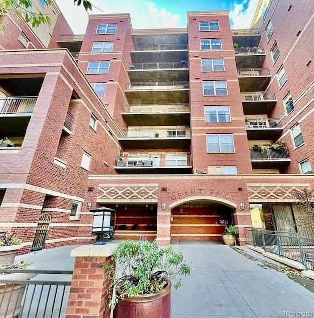view of apartment building / complex