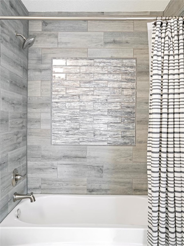 bathroom featuring shower / tub combo