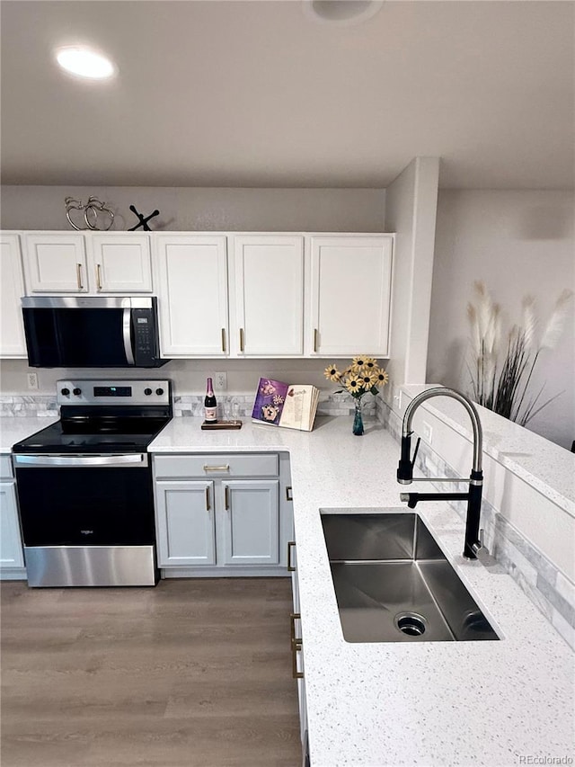10676 Forester Pl, Longmont, CO 80504 - kitchen with stainless steel appliances, a sink, and white cabinetry