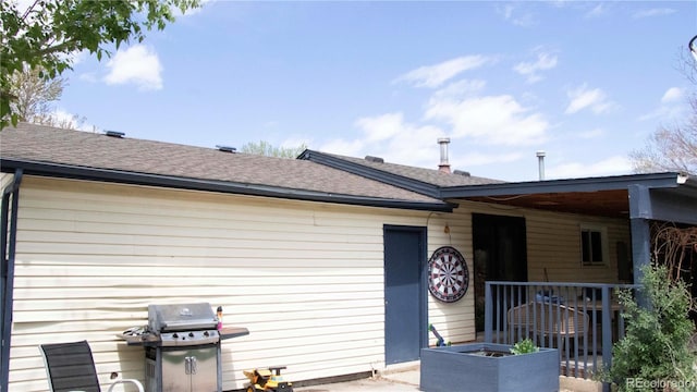view of front of home with a shingled roof