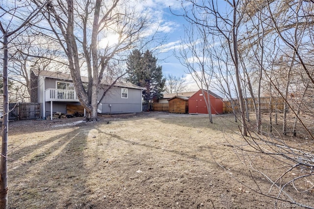 view of yard featuring a storage shed