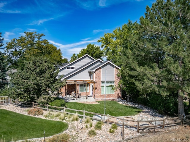 view of front of property featuring a patio area and a front yard