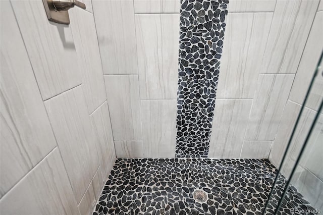 bathroom featuring a tile shower