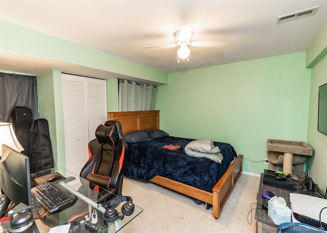 bedroom featuring a ceiling fan, visible vents, carpet, and a closet