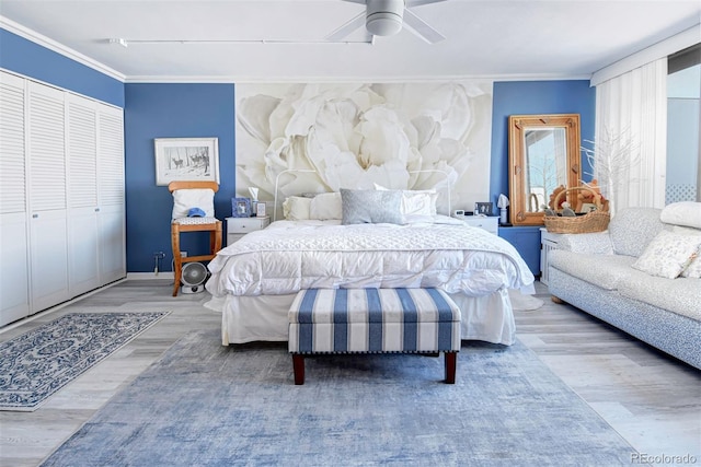 bedroom featuring ceiling fan, hardwood / wood-style floors, ornamental molding, and a closet