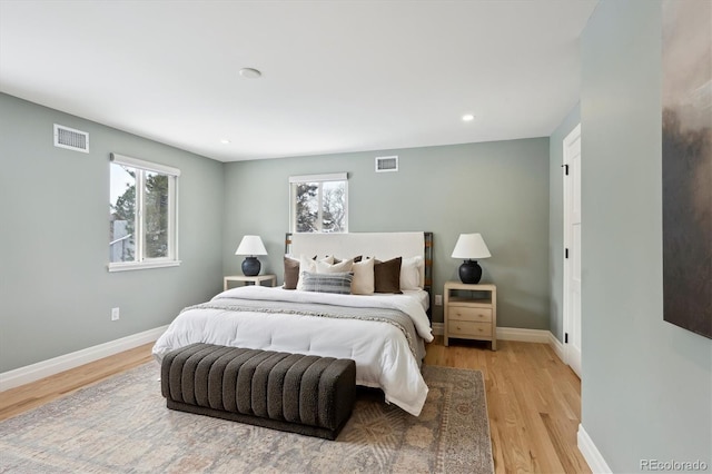 bedroom featuring light wood-type flooring, baseboards, visible vents, and recessed lighting