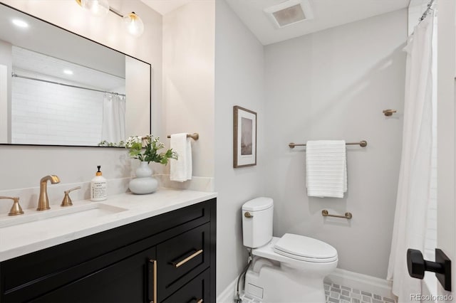 full bath with toilet, a shower with shower curtain, vanity, and baseboards