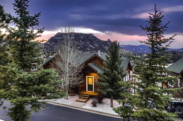 view of front of house featuring a mountain view