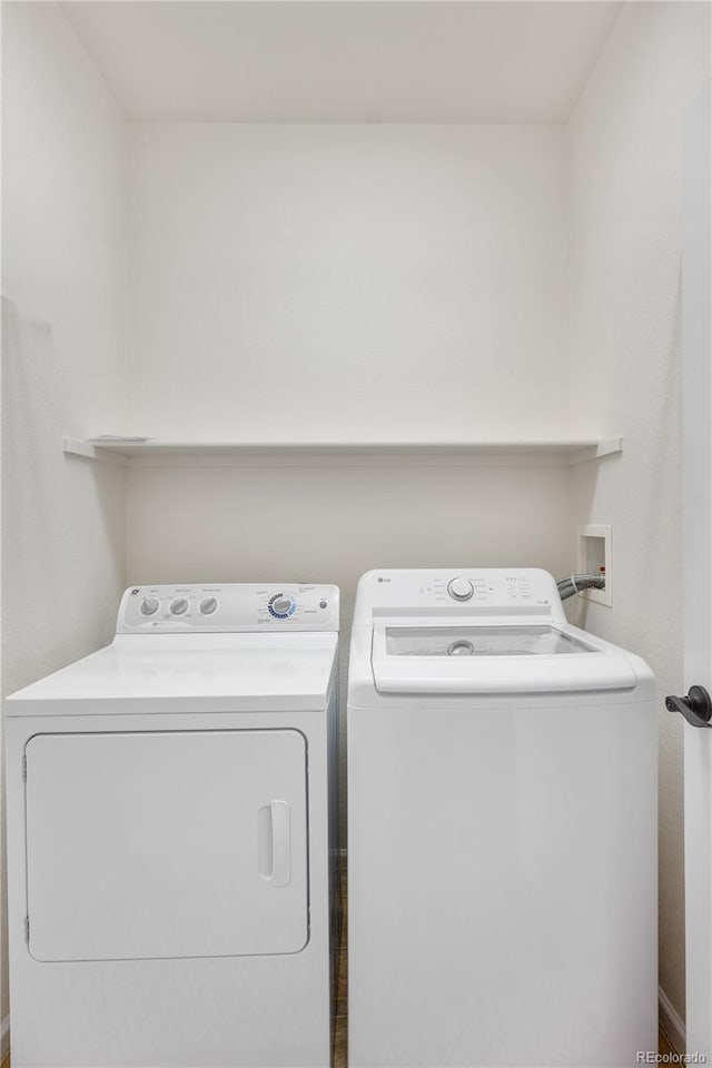 15945 E Geddes Dr Unit 54, Aurora, CO 80016 - laundry area featuring washer and dryer