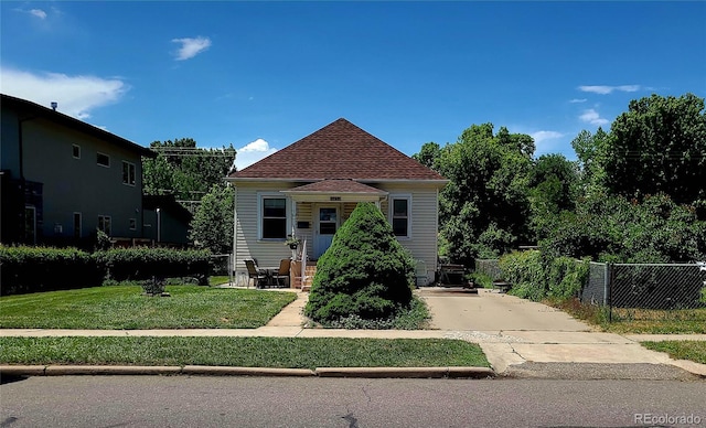 view of front of property featuring a front yard