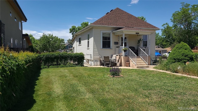 view of front of house featuring a front lawn