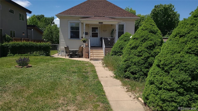 view of front of house featuring a front yard