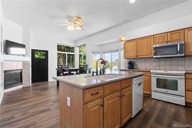 kitchen with white appliances, a sink, dark wood finished floors, ceiling fan, and recessed lighting