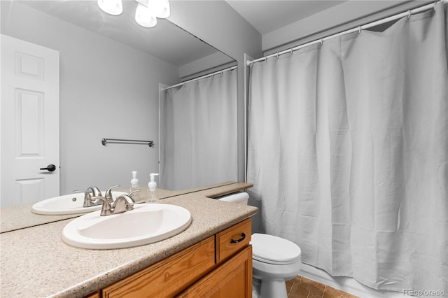 full bath with toilet, vanity, and a shower with curtain