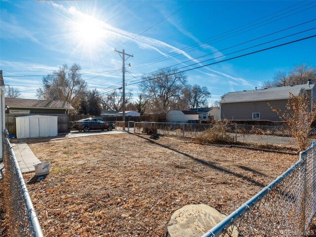 view of yard featuring a storage unit